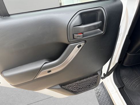 Used 2018 Jeep Wrangler Unlimited Sahara AWD/4WD image 40