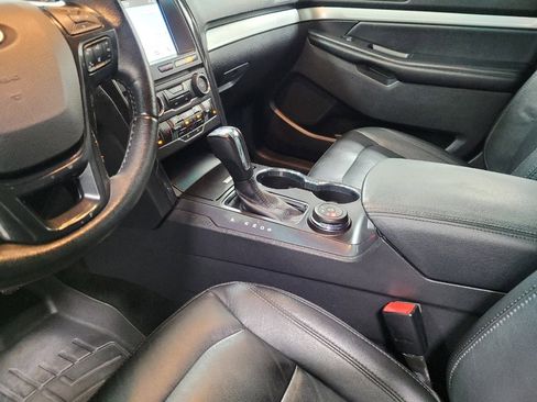 Used 2017 Ford Explorer XLT w/ Equipment Group 202A AWD/4WD image 26