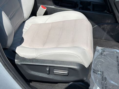 Used 2018 Honda CR-V Touring image 12