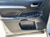 Used 2017 Toyota Highlander XLE image 3