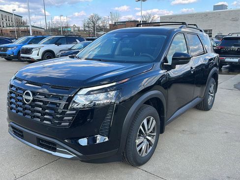 New 2026 Nissan Pathfinder SL image 1