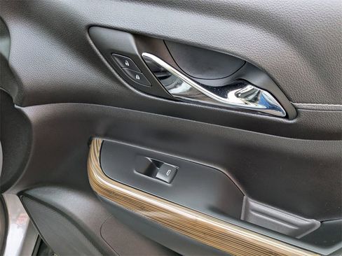 Certified 2023 GMC Acadia SLE w/ Driver Convenience Package image 28