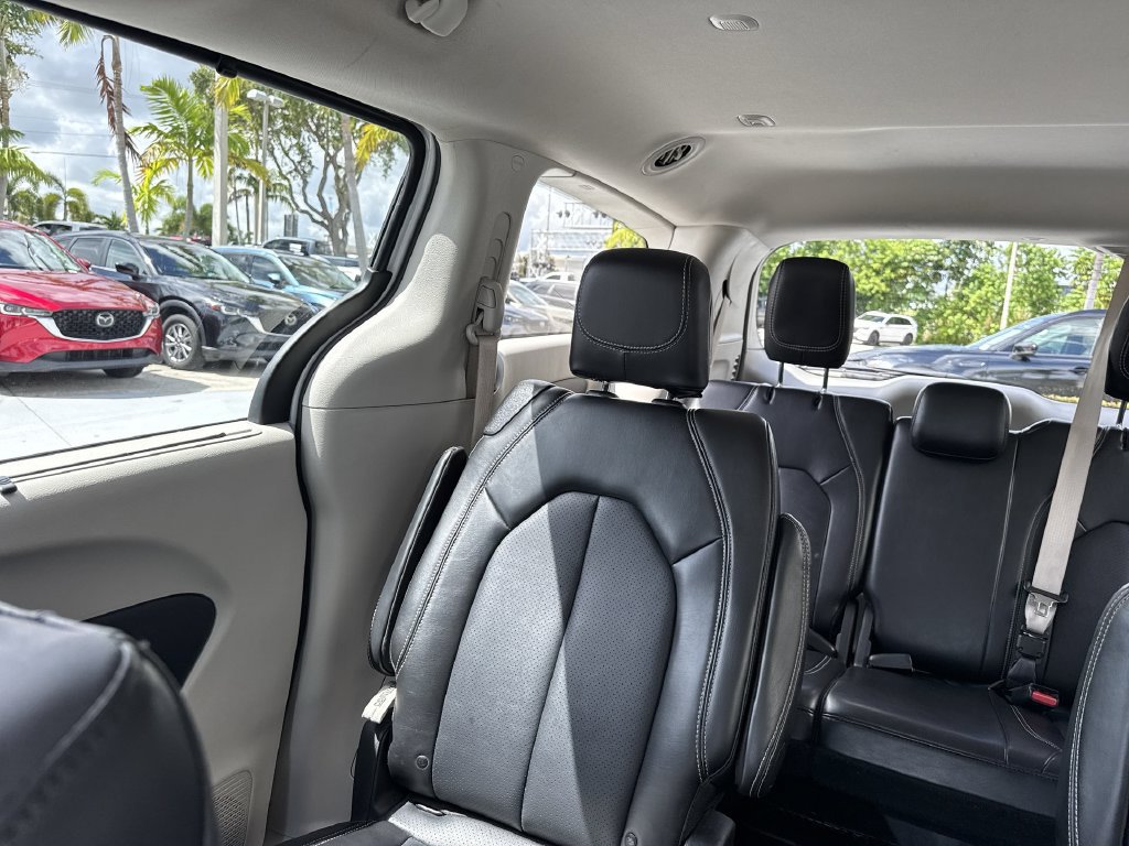 Used 2024 Chrysler Pacifica Touring-L FWD image 17