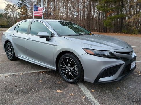 Used 2023 Toyota Camry SE image 2