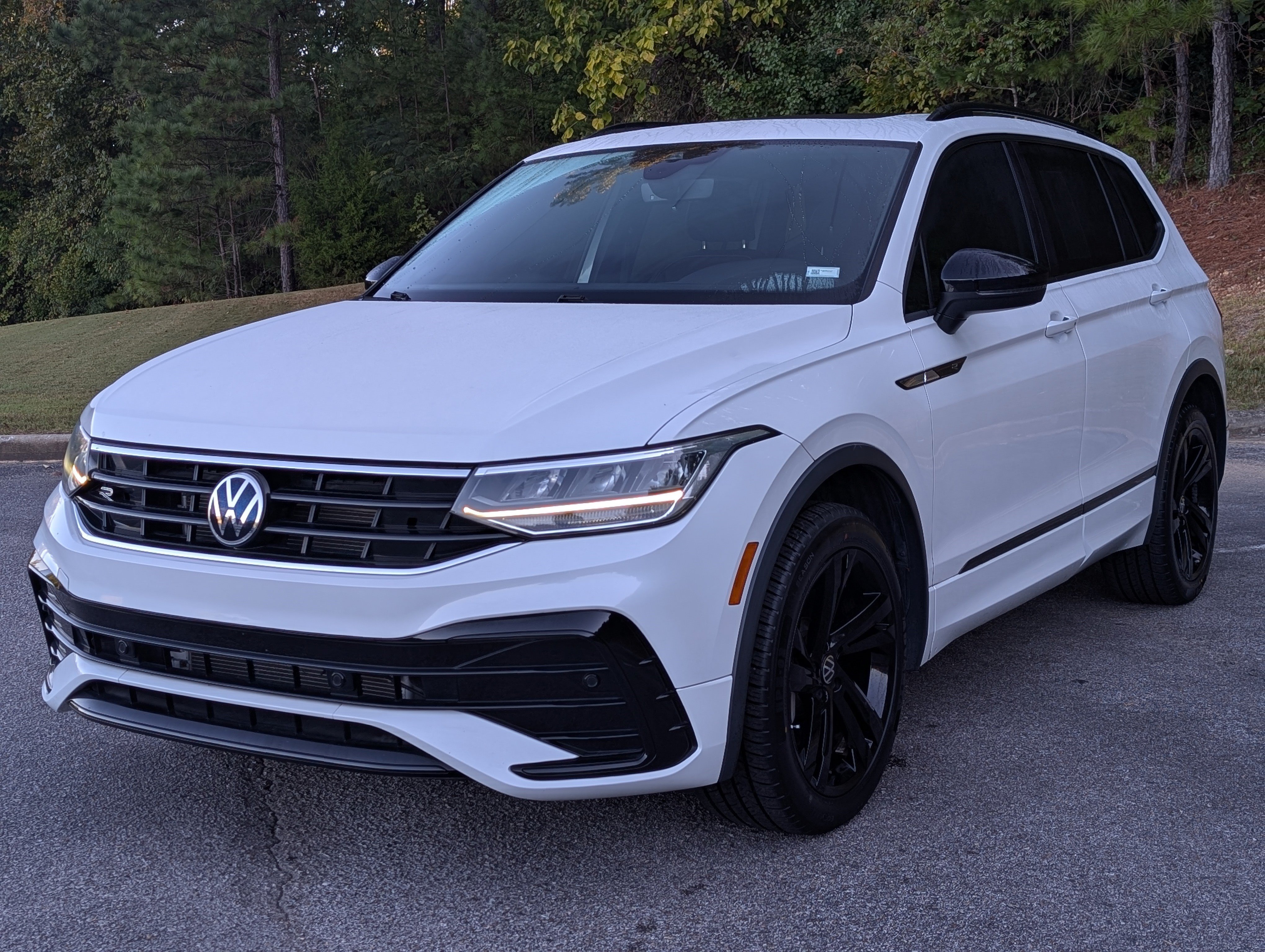 Used 2023 Volkswagen Tiguan SE R-Line FWD image 5
