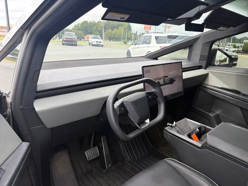 Used 2025 Tesla Cybertruck AWD Crew Cab image 3