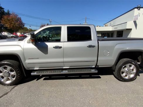 Certified 2019 GMC Sierra 2500 SLT w/ Duramax Plus Package image 6