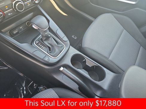 Used 2025 Kia Soul LX w/ LX Technology Package FWD image 30