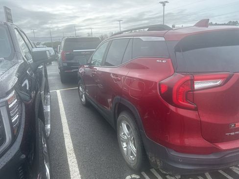 Used 2022 GMC Terrain SLE w/ Driver Convenience Package image 5