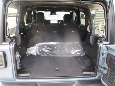 Used 2025 Jeep Wrangler Sport S image 4