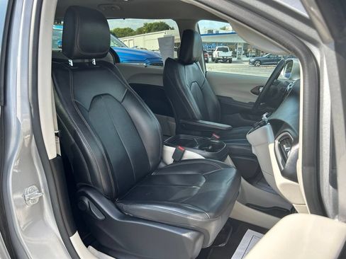 Used 2017 Chrysler Pacifica Touring-L w/ Tire & Wheel Group FWD image 51