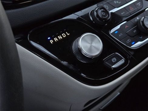 Used 2024 Chrysler Pacifica Touring-L image 18