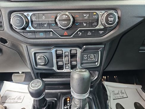 Used 2024 Jeep Wrangler Unlimited w/ Convenience Group AWD/4WD image 29