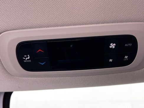 Used 2024 Chrysler Pacifica Touring-L image 32