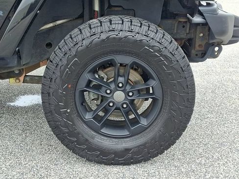 Used 2017 Jeep Wrangler Unlimited Sahara AWD/4WD image 10