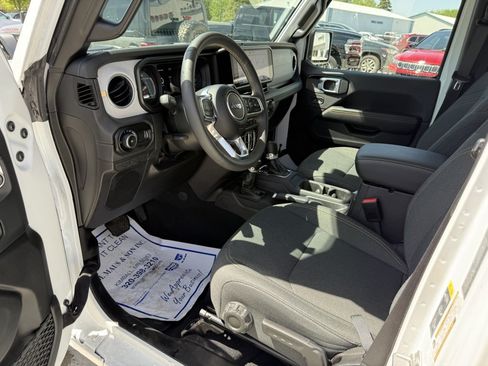 Used 2025 Jeep Wrangler Unlimited Sahara AWD/4WD image 10