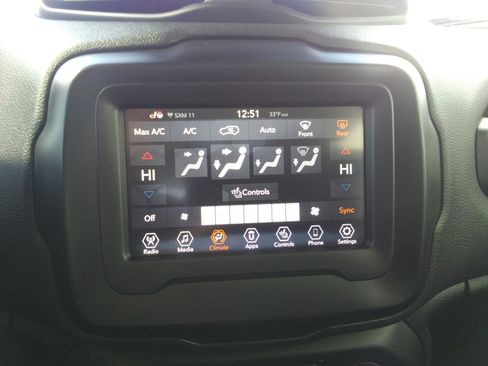 Used 2018 Jeep Renegade Latitude w/ Cold Weather Group image 20