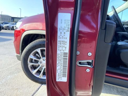 Used 2019 Jeep Cherokee Latitude Plus w/ Comfort/Convenience Group FWD image 25