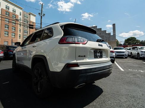 Used 2019 Jeep Cherokee Latitude Plus AWD/4WD image 6