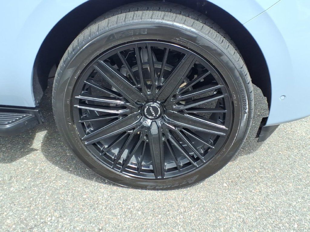 Used 2025 Ford Expedition Active RWD image 9