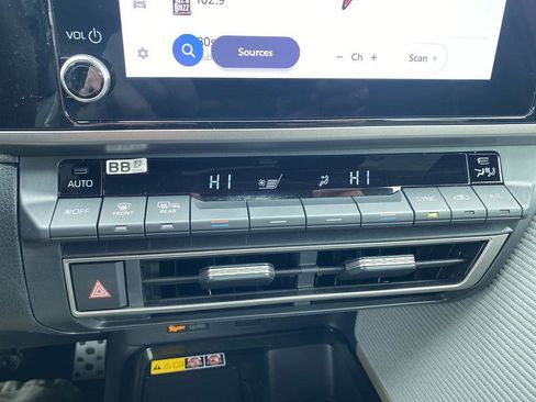 Used 2025 Toyota Camry SE image 18