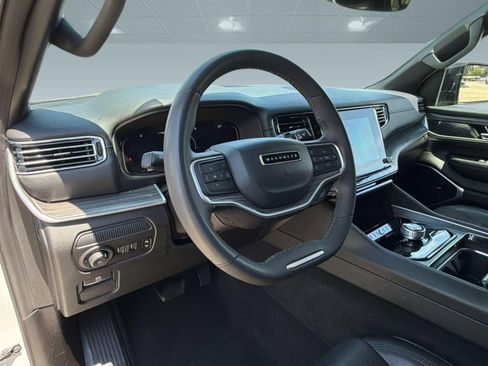 Used 2024 Jeep Wagoneer L Series II w/ Flexible Seating Group RWD image 4