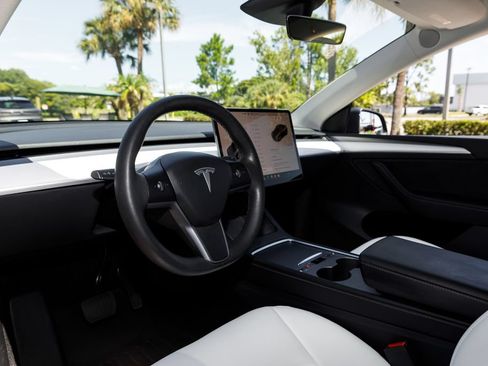 Used 2023 Tesla Model Y Long Range AWD/4WD image 28