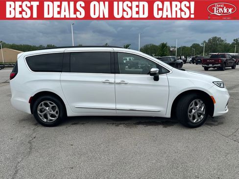 Used 2023 Chrysler Pacifica Limited w/ Uconnect Theater Family Group AWD/4WD image 2