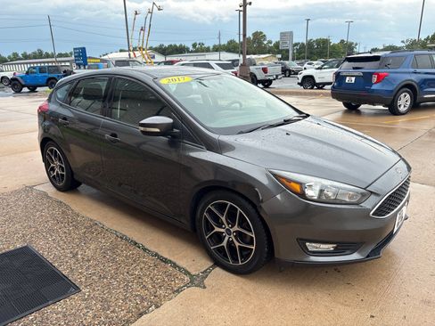 Used 2017 Ford Focus SEL w/ Cold Weather Package FWD image 7