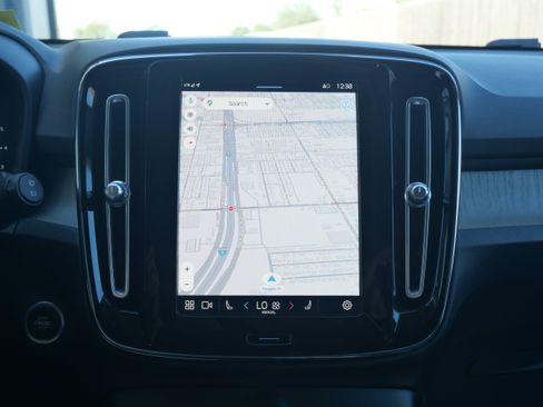 Used 2023 Volvo XC40 B5 Core image 13