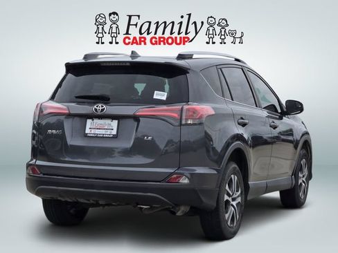 Used 2018 Toyota RAV4 LE FWD image 4
