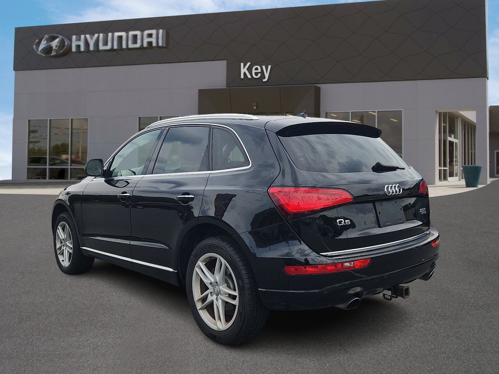 Used 2017 Audi Q5 2.0T Premium Plus w/ Technology Package AWD/4WD image 4
