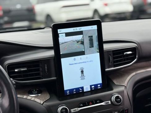 Used 2020 Ford Explorer Platinum w/ Premium Technology Package image 4