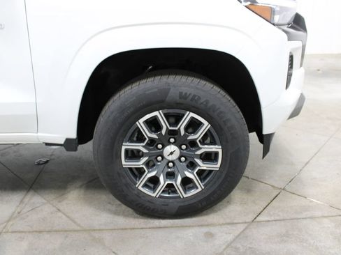 Used 2024 Chevrolet Colorado Z71 w/ Z71 Convenience Package 2 AWD/4WD image 39