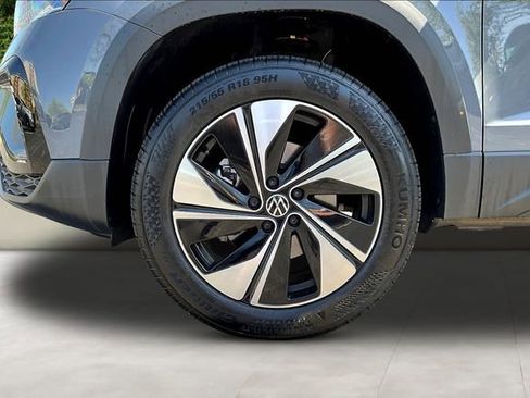Used 2024 Volkswagen Taos SE AWD/4WD image 34