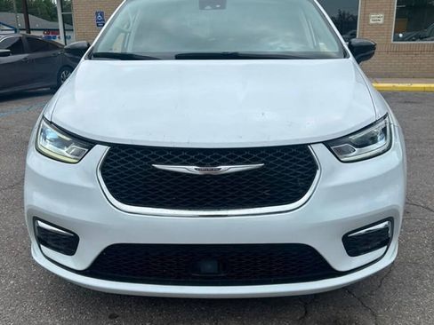 Used 2024 Chrysler Pacifica Touring-L FWD image 2