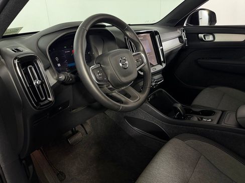 Used 2025 Volvo XC40 B5 Core image 21