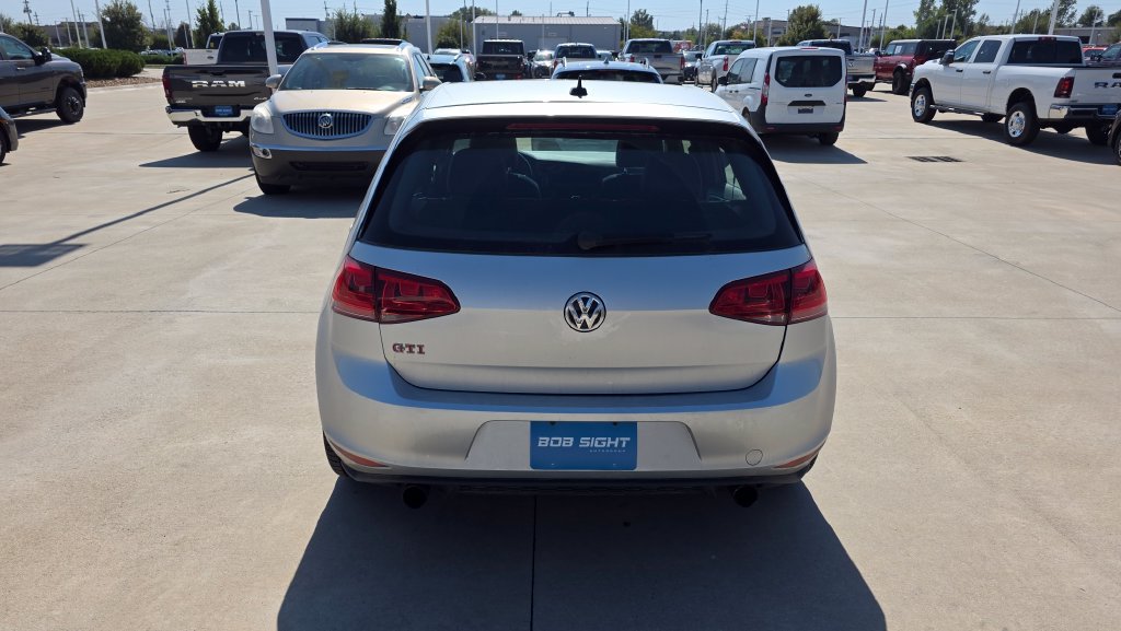 Used 2017 Volkswagen GTI SE FWD image 4