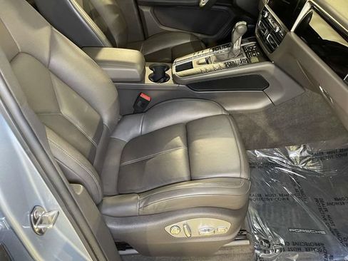 Used 2020 Porsche Macan AWD/4WD image 23