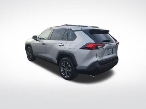 Used 2022 Toyota RAV4 XLE Premium image 7