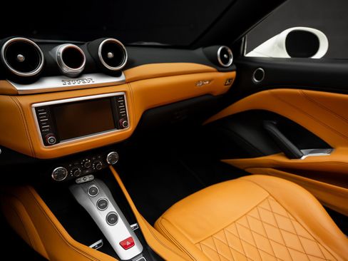 Used 2015 Ferrari California T RWD image 44