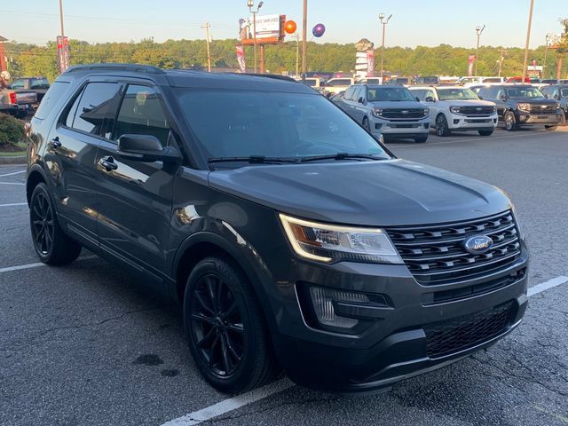 Used 2017 Ford Explorer XLT w/ Equipment Group 202A FWD image 3