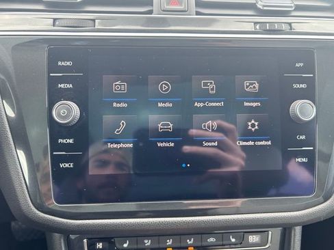 Used 2018 Volkswagen Tiguan SE FWD image 12