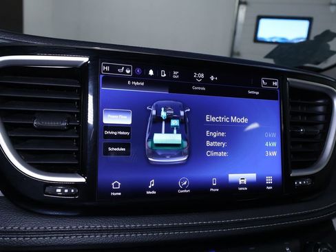 Used 2023 Chrysler Pacifica Touring-L image 32