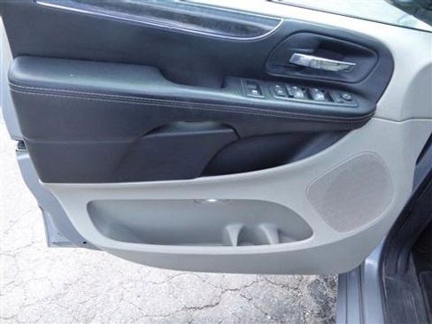 Used 2013 Chrysler Town & Country Touring w/ Trailer Tow Group image 9