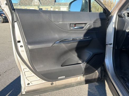 Used 2023 Toyota Venza XLE image 9