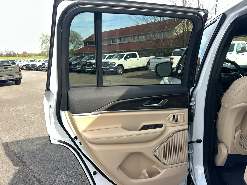 New 2026 Jeep Grand Cherokee Limited w/ Limited Altitude Package AWD/4WD image 18