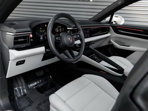 Used 2024 Porsche Macan 4 Electric image 4