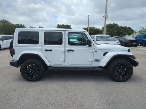 Used 2025 Jeep Wrangler Unlimited Sahara AWD/4WD image 5