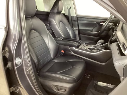 Used 2024 Toyota Highlander XLE AWD/4WD image 41